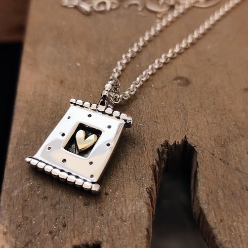 NEW 18ct gold heart domino pendant