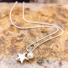 New textured star and baby pearl necklace