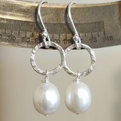 Natural freshwater pearls with hammered circle drop earrings 