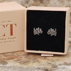 Little doggy stud earrings 