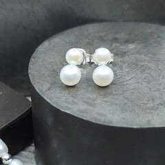 Little double pearl studs