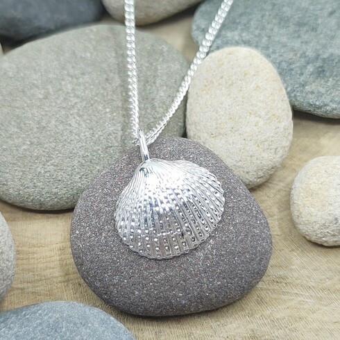 Clamshell pendant