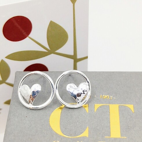Hammered circle frame heart studs
