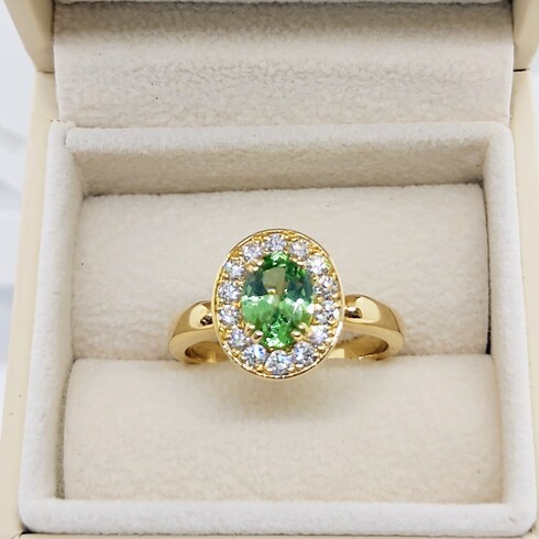 Tsavorite and diamond Ring