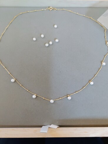Gold pearl Rebecca necklace