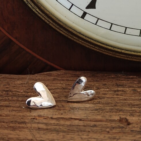 Hammered pointy heart studs