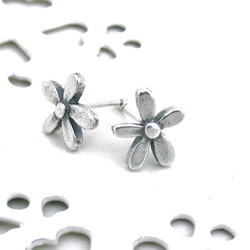 Daisy studs