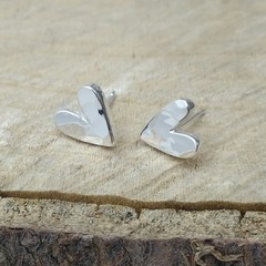Chunky small hammered heart studs
