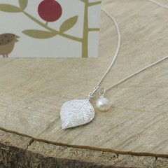 Beech leaf small pendant with removable pearl
