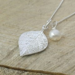 Beech leaf small pendant with removable pearl